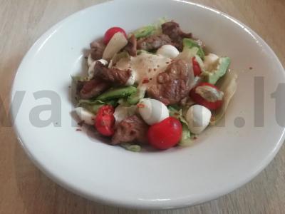 Salotos su kalakutiena, avokadais ir mocarela pagrindine nuotrauka