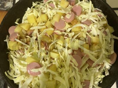 Kopūstai su bulvėmis ir dešrelėmis Žingsnis 4