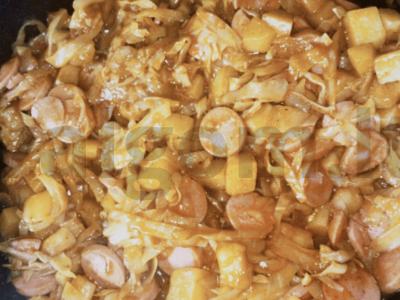 Kopūstai su bulvėmis ir dešrelėmis pagrindine nuotrauka