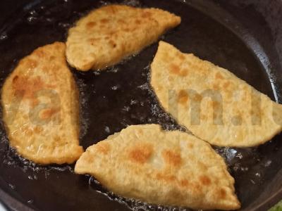 Traškūs čeburekai pagrindine nuotrauka