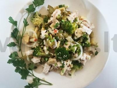 Šventinės salotos su brokoliais, obuoliais ir vištienos krūtinėle pagrindine nuotrauka