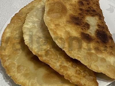 Naminiai labai skanūs chebureks pagrindine nuotrauka