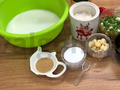 Pampuškės su česnakais ir šviežiomis žolelėmis Žingsnis 1