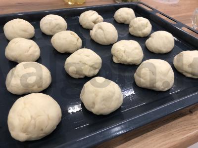 Pampuškės su česnakais ir šviežiomis žolelėmis Žingsnis 2