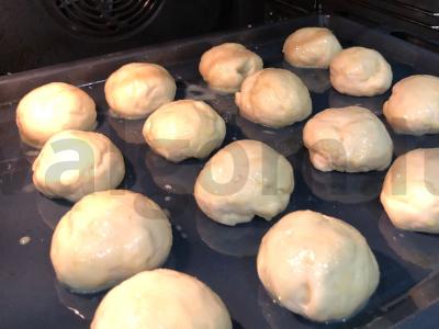 Pampuškės su česnakais ir šviežiomis žolelėmis Žingsnis 3