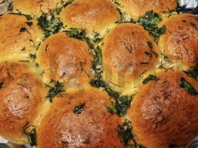 Pampuškės su česnakais ir šviežiomis žolelėmis pagrindine nuotrauka