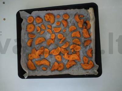 Ryškios vitaminų salotos iš daržovių, riešutų, sūrio ir aštraus padažo Žingsnis 1