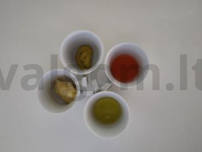 Ryškios vitaminų salotos iš daržovių, riešutų, sūrio ir aštraus padažo Žingsnis 3