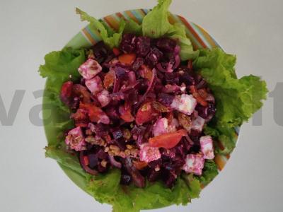 Ryškios vitaminų salotos iš daržovių, riešutų, sūrio ir aštraus padažo pagrindine nuotrauka