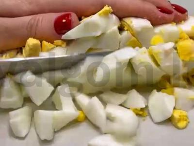 Salotos su tunu, kukurūzais, kiaušiniais ir agurkais Žingsnis 2