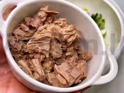 Salotos su tunu, kukurūzais, kiaušiniais ir agurkais Žingsnis 4