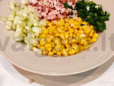 Kukurūzų salotos duonos krepšeliuose Žingsnis 3