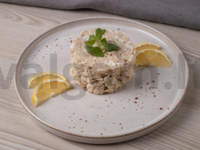 Greitos salotos su konservuota žuvimi ir ryžiais pagrindine nuotrauka