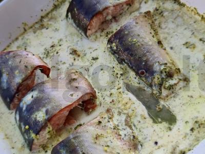 Rausva lašiša grietinėlėje vakarienei. pagrindine nuotrauka