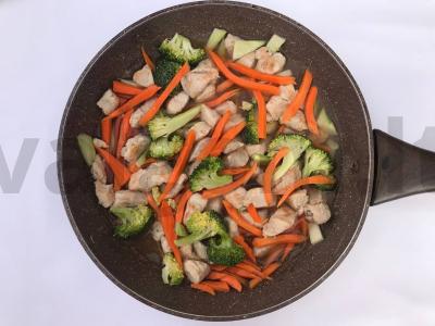 Troškinta kalakutiena su brokoliais grietinės padaže Žingsnis 1