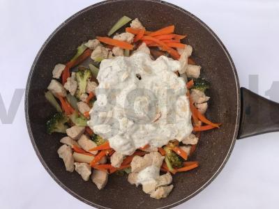 Troškinta kalakutiena su brokoliais grietinės padaže Žingsnis 2