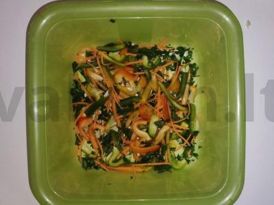 Marinuoti žiediniai kopūstai su paprikomis ir morkomis Žingsnis 2