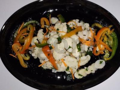 Marinuoti žiediniai kopūstai su paprikomis ir morkomis pagrindine nuotrauka