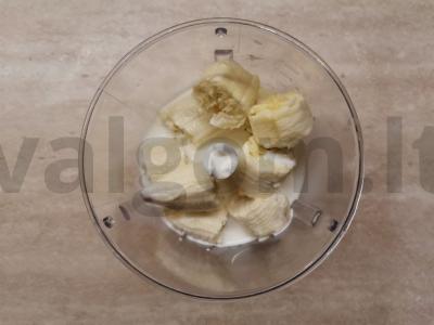 Lengvas bananų ir braškių kokteilis Žingsnis 1