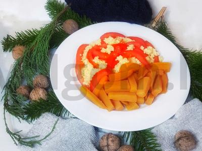 Auksinių žiedadulkių sorų ir batatų patiekalas pagrindine nuotrauka