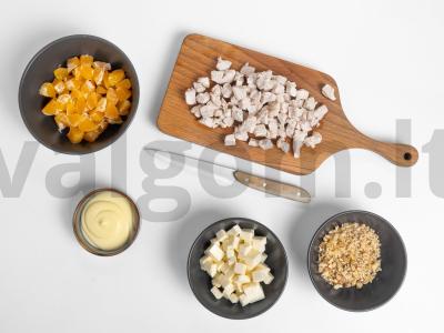 Salotos su mandarinais, sūriu ir vištiena Žingsnis 1