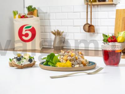 Salotos su mandarinais, sūriu ir vištiena pagrindine nuotrauka