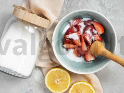 Braškių uogienė su bazilikais Žingsnis 1