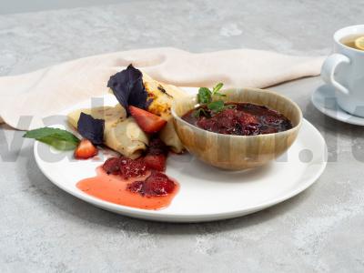 Braškių uogienė su bazilikais pagrindine nuotrauka