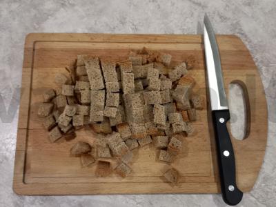 Pikantiškos salotos su pupelėmis ir skrebučiais Žingsnis 1