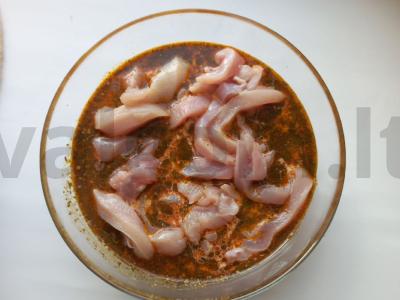 Vištienos kebabas su prieskoniais ant keptuvės Žingsnis 3