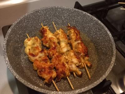 Vištienos kebabas su prieskoniais ant keptuvės Žingsnis 5