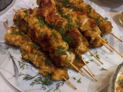 Vištienos kebabas su prieskoniais ant keptuvės pagrindine nuotrauka