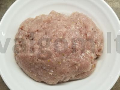 Sultingi mėsos kukuliai lydyto sūrio padaže Žingsnis 1