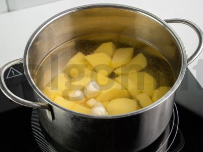 Bulvių košė su sultiniu, krapais ir česnakais Žingsnis 3