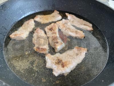Mėsa grietinės ir svogūnų padaže Žingsnis 4