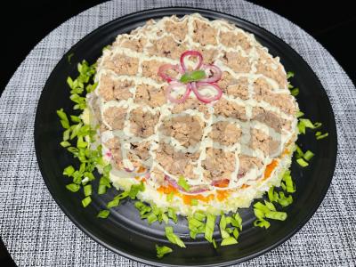 Salotos su konservuota rausvąja lašiša pagrindine nuotrauka