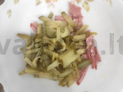 Minutės salotos su dešra ir marinuotais agurkais Žingsnis 2