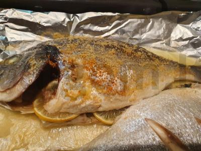 Kepta dorada su traškia plutele pagrindine nuotrauka