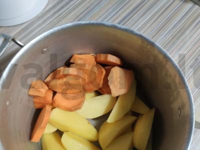 Vištiena balzaminiame padaže su batatais, bulvėmis ir grybais Žingsnis 2