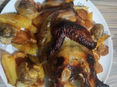 Vištiena balzaminiame padaže su batatais, bulvėmis ir grybais pagrindine nuotrauka