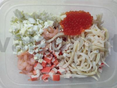 Aromatingos salotos su krevetėmis ir ikrais Žingsnis 1