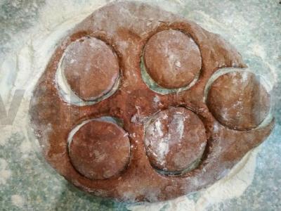 Dailūs imbieriniai meduoliai su cukraus glajumi Žingsnis 3