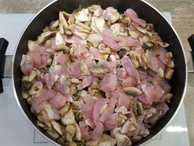 Skani kalakutiena grietinėlės padaže su penne makaronais Žingsnis 1