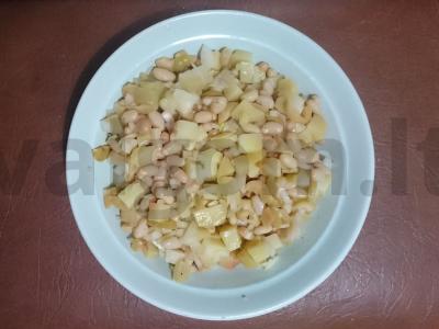 Alyvuogių, pupelių, bulvių ir svogūnų salotos Žingsnis 4