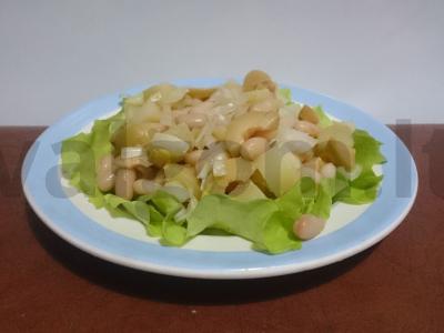 Alyvuogių, pupelių, bulvių ir svogūnų salotos pagrindine nuotrauka