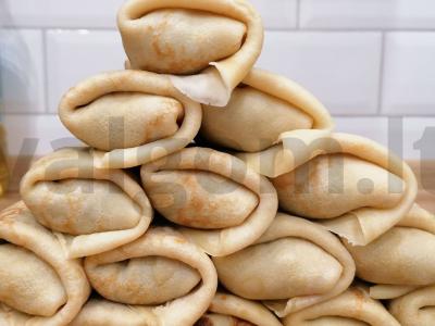 Pieno blyneliai su mėsa ir svogūnais pagrindine nuotrauka