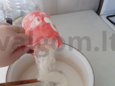 Naminė pica su dešrelėmis ir svogūnais Žingsnis 2