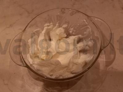 Pyragas su obuoliais, bananais, cinamonu ir graikiniais riešutais Žingsnis 4