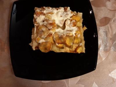 Pyragas su obuoliais, bananais, cinamonu ir graikiniais riešutais pagrindine nuotrauka