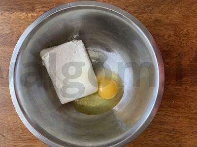 Švelnūs sūrio pyragėliai su braškėmis ir cukraus pudra Žingsnis 1